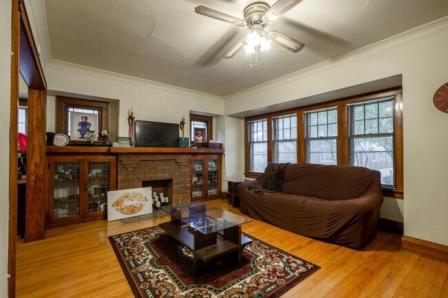 Sala de estar 2 - 2348 N 55th St