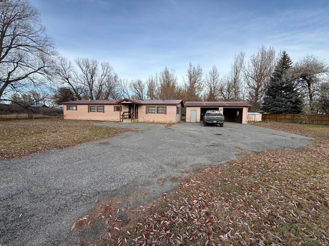 Primary Photo - 4 Bed 2 Bath Home with 2 Car Garage, Large Private Fenced Yard. Lander, WY