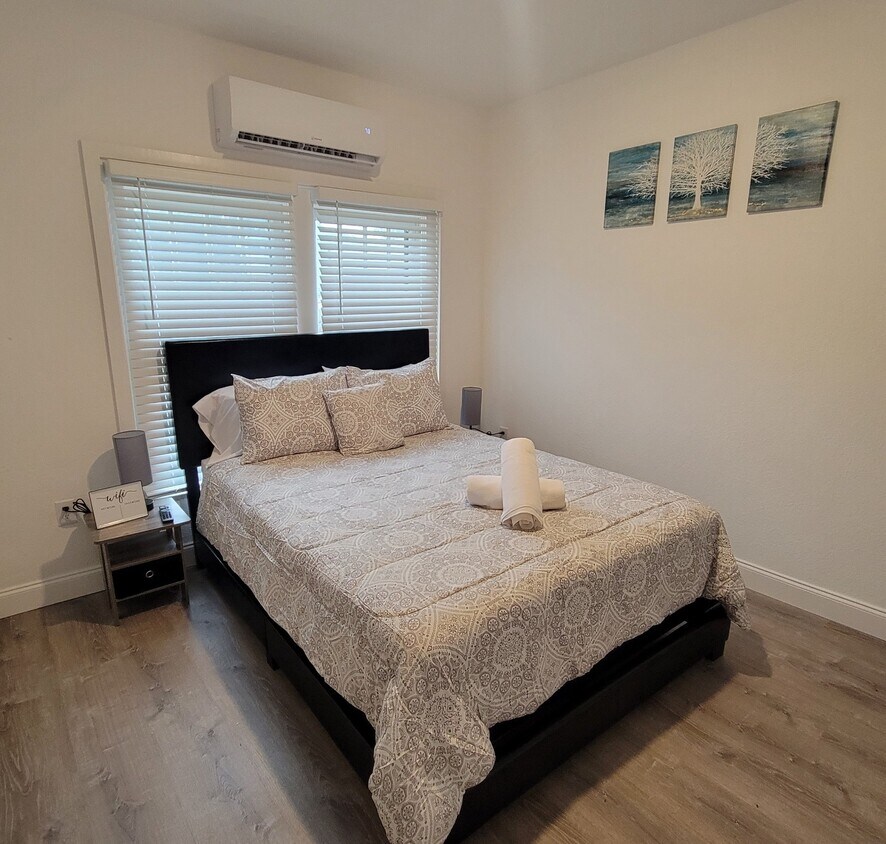Foto principal - 216 E Palm Dr