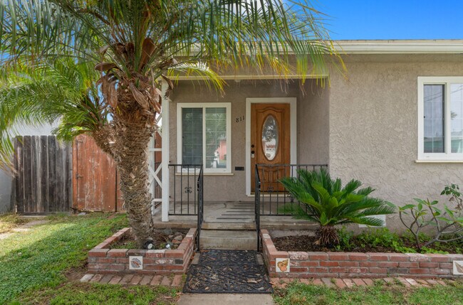 Building Photo - 811 Corvina St