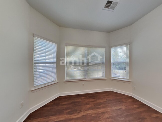 Building Photo - 551 Clearwater Dr NW