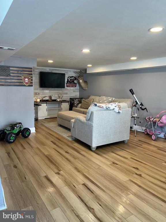 Foto del edificio - 1345 Ascot Pl