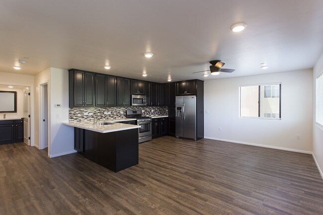 Foto del edificio - Gorgeous 4 Bed/3 Bath in USD Area with 3 Parking Spaces & *Washer/Dryer in Unit*