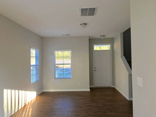 Foto del edificio - Come view these Luxurious 4 bedroom 2.5 bath w/2 Car Garage 2 Story homes. Located in Salisbury
