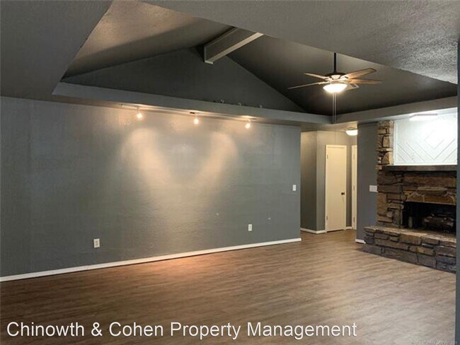 Building Photo - 3 br, 2 bath House - 420 E Maple St