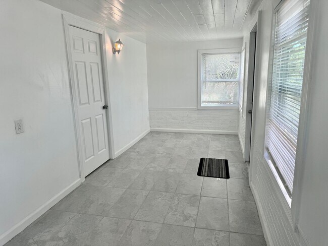 Building Photo - Large, 4 bedroom/1 bath home Located in be...