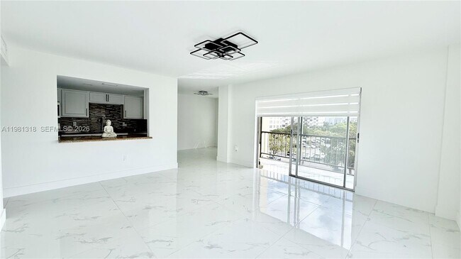 Foto del edificio - 4174 Inverrary Dr