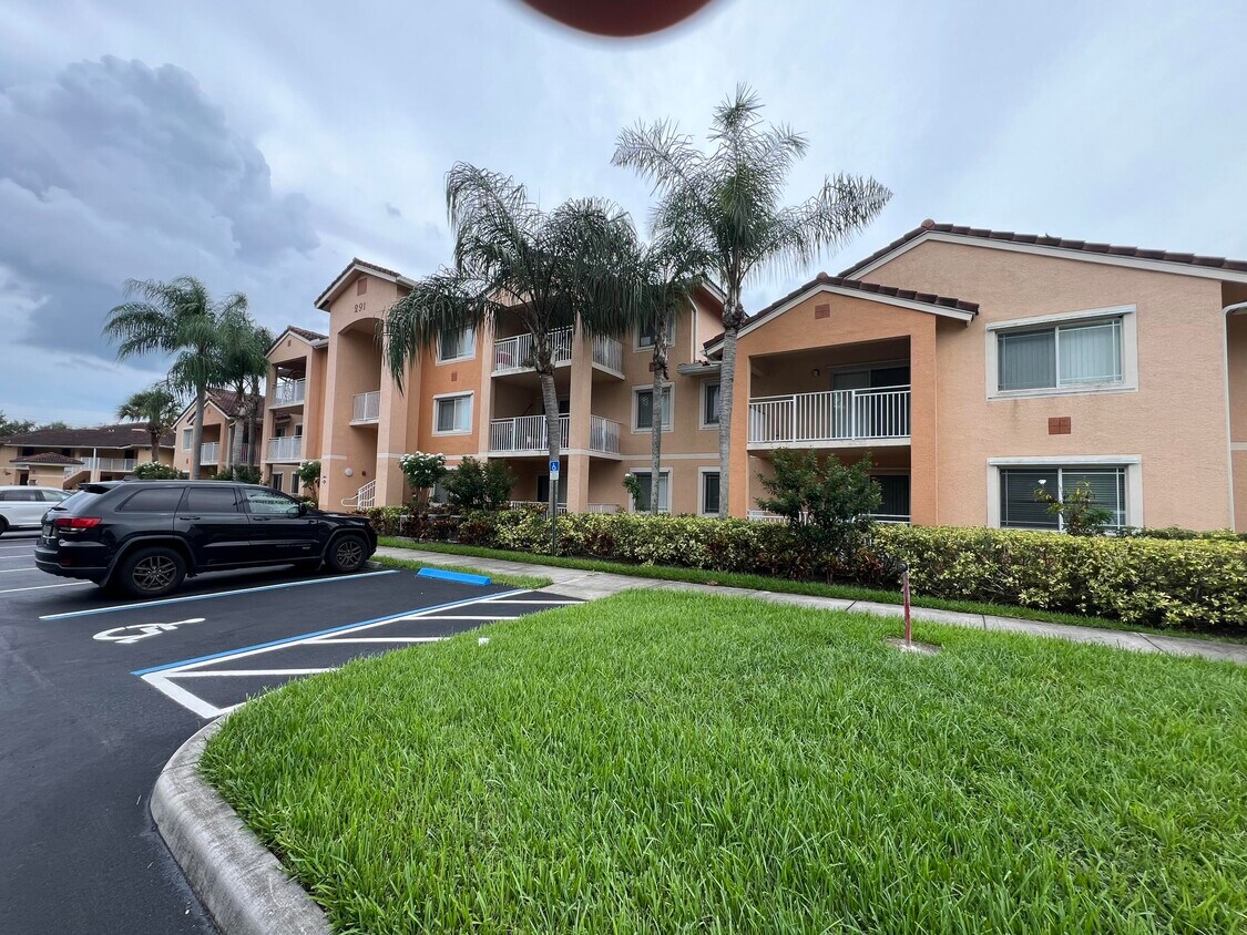 Primary Photo - 291 SW Palm Dr