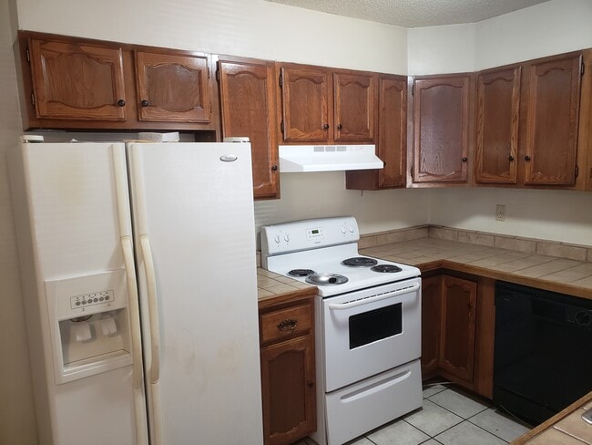 Kitchen with side by side fridge with ice and water in the door - 931 McFarlan Ave