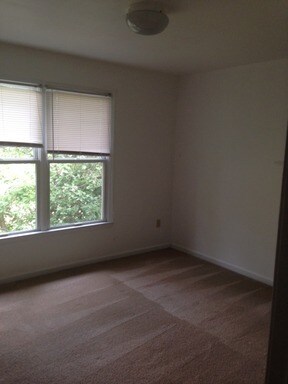 Building Photo - 275 Hemlock Ct