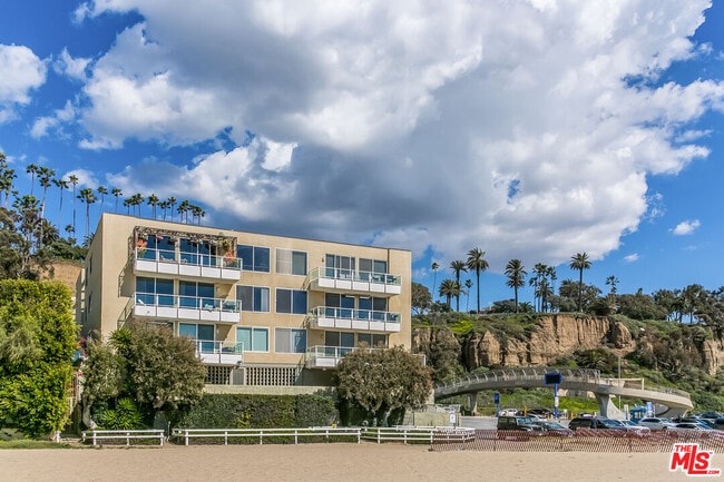 Building Photo - 723 Palisades Beach Rd