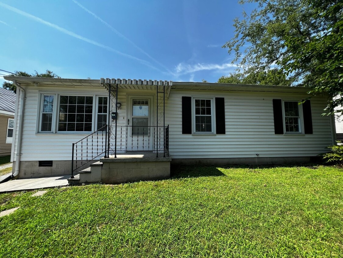 Primary Photo - 3-Bed 2-Bath in Town with 3-Car Garage!
