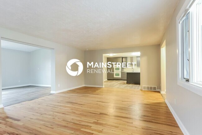 Foto del edificio - 4 Bedroom Pet-Friendly Home in AURORA, CO with Main Street Renewal