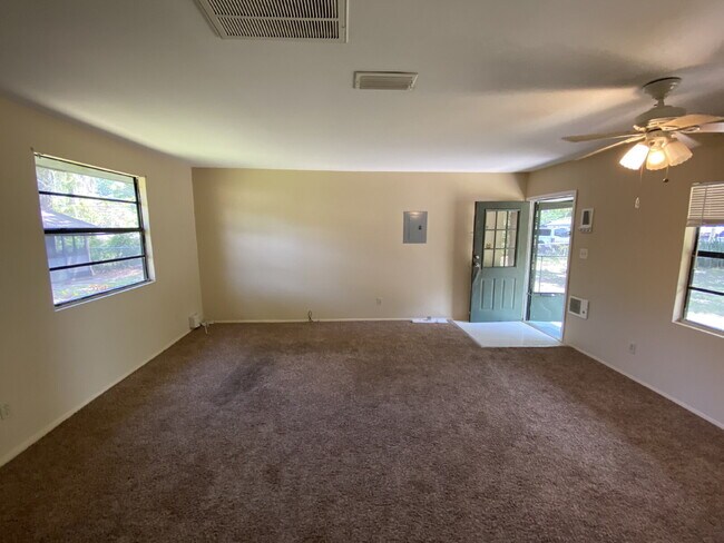 Foto del edificio - "Charming 1-Bedroom Retreat with Full Bath...