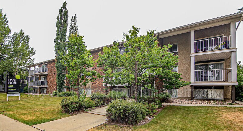 Primary Photo - 9120-9149 149 St