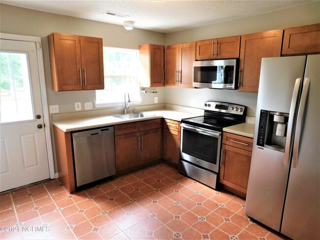 Building Photo - 100 Meadowbrook Ln