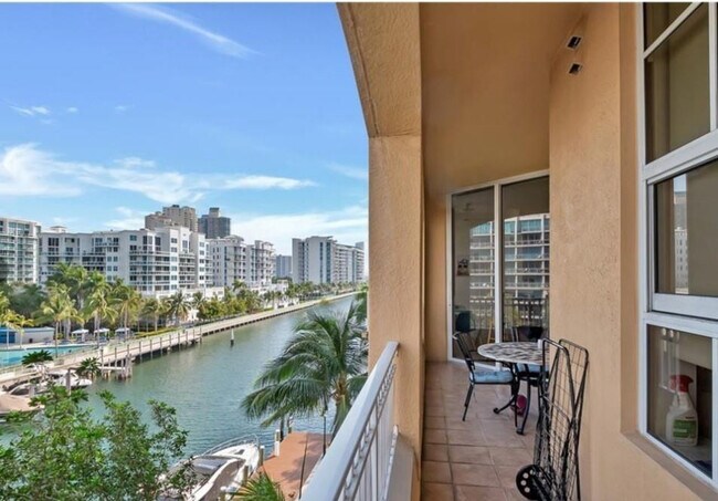 Foto del edificio - 3001 NE 185th St