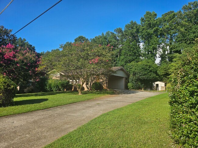 Foto del edificio - GORGEOUS BRICK RANCH HOME / PARTIAL FINISH...