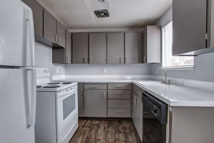 Foto principal - Lovely 2 Bedroom!! Hurry In Today!! 1st mo...