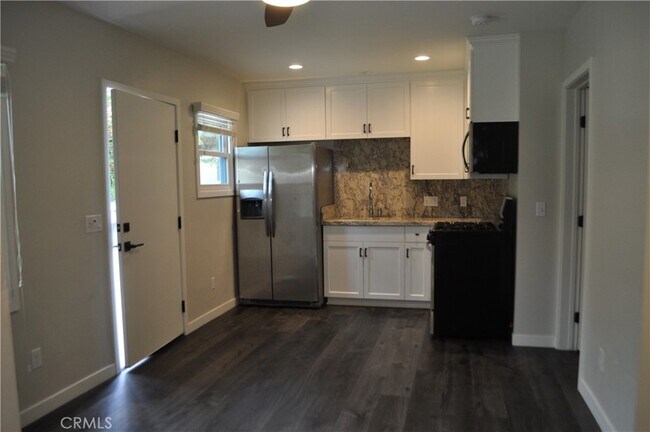 Photo - 122 S Buena Vista St Apartment