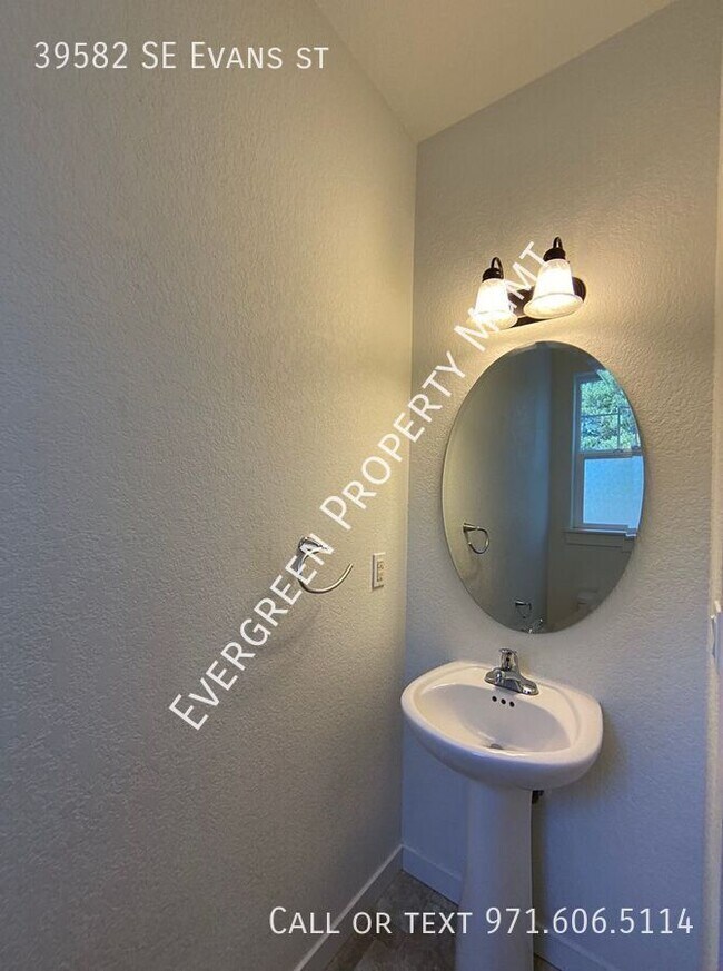 Foto del edificio - Spacious 3 BDRM 3.5 BA home with Extra Lar...
