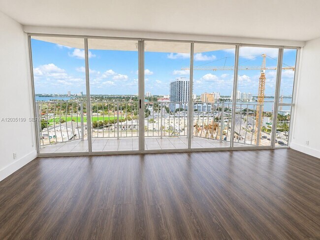 Foto del edificio - 7601 E Treasure Dr