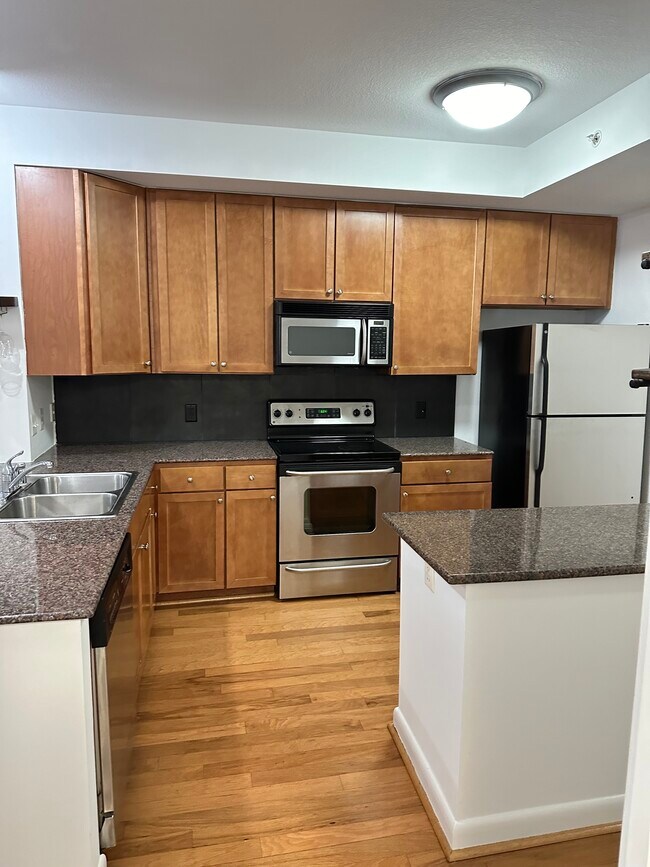 Open concept large kitchen - 400 Massachusetts Ave NW