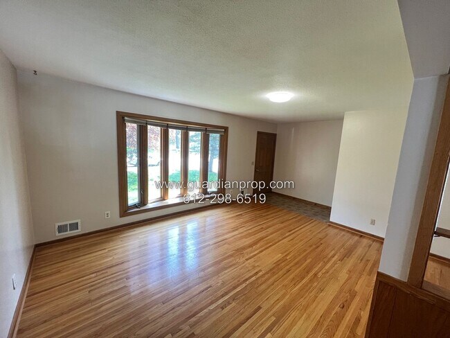 Foto del edificio - Mounds View House Available July 1, Update...