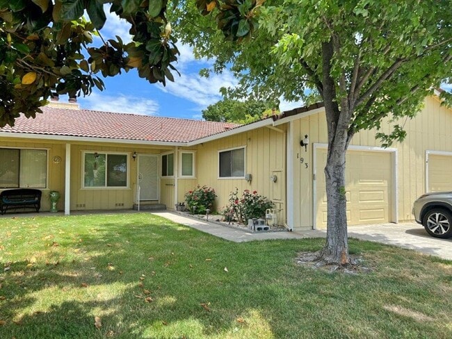 Foto del edificio - Remodeled Beautiful 2 Bedroom Senior Duple...