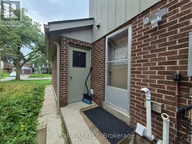 Building Photo - 132 Heatherside Dr