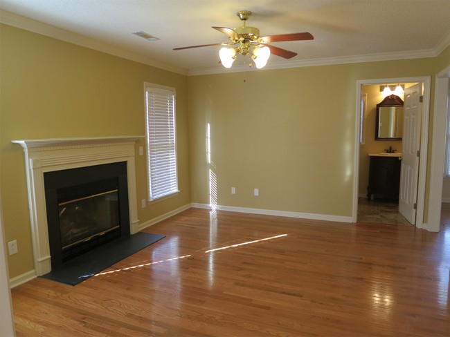 Building Photo - 730 Somerset Dr