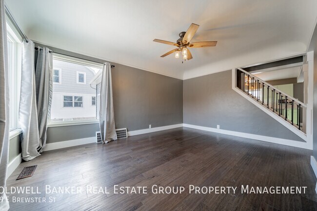 Foto del edificio - 329 E. Brewster Street