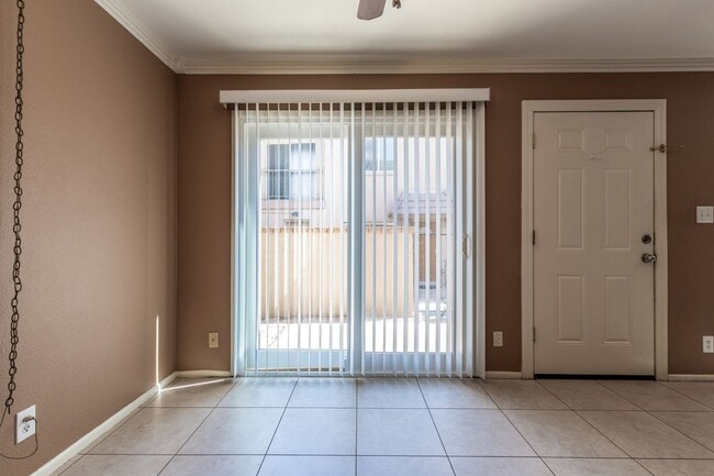 Foto del edificio - Charming 2-Bed Townhome with Community Poo...