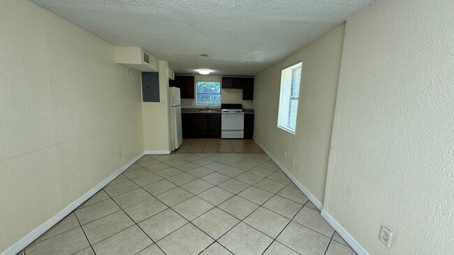 Building Photo - Affordable Ground-Floor Unit with Great Ci...