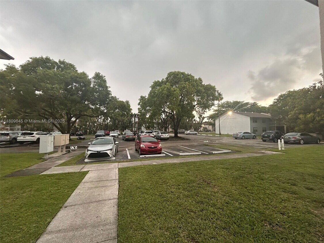 Foto principal - 394 N Laurel Dr