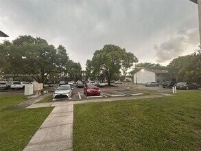 Building Photo - 394 N Laurel Dr