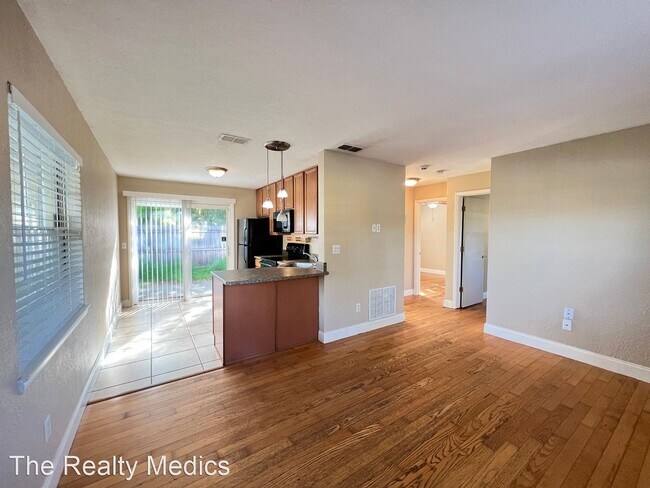 Building Photo - 2 br, 1 bath House - 3156 S. Bumby Avenue ...