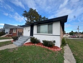 Building Photo - 14527 Irving Ave