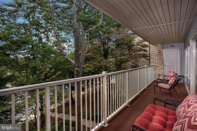 Building Photo - 2 Knoll Ridge Ct
