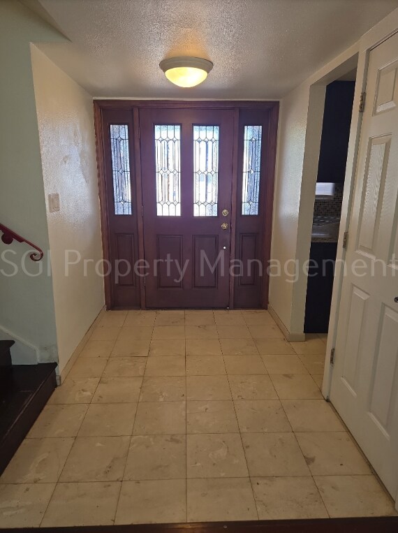 Building Photo - Gorgeous home ready for your move in