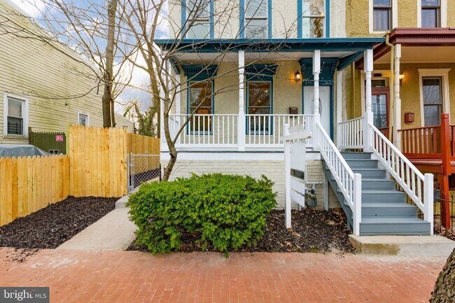 Building Photo - Contemporary Three-Bedroom in the Heart of...