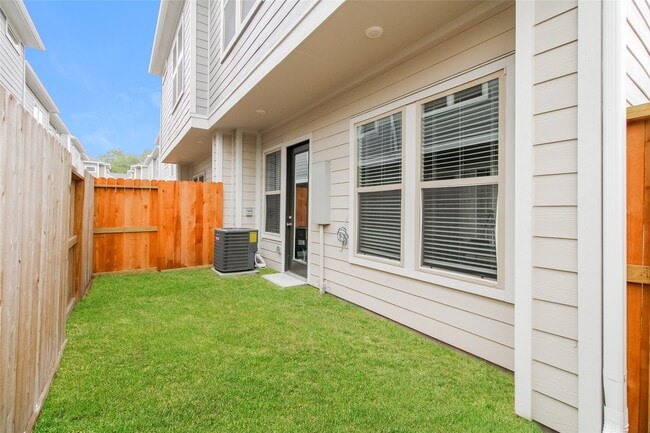 Foto del edificio - 5116 Royal Heath Dr