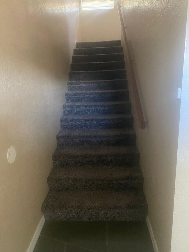 Building Photo - 2 bedroom 1 bathroom upper apartment with ...