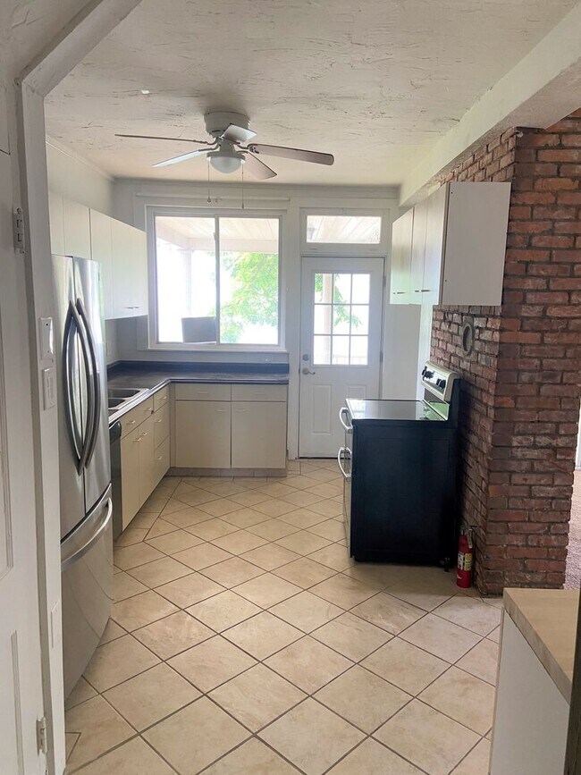 Foto del edificio - Beautiful Updated 4 Bedroom, 2 Bathroom Ho...
