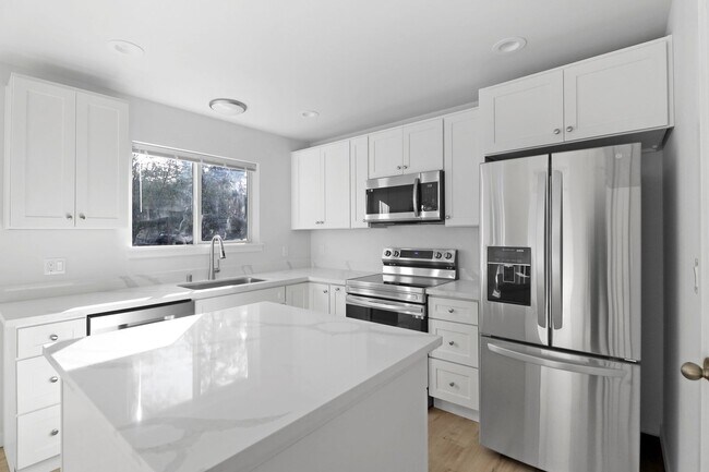 Building Photo - 1299 Russell Dr