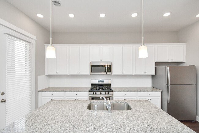 Foto del edificio - 708 Strawberry Pines Ct