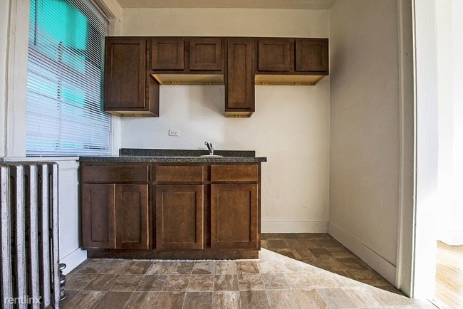 Building Photo - 1 br, 1 bath Apartment - 1704 W 77th St