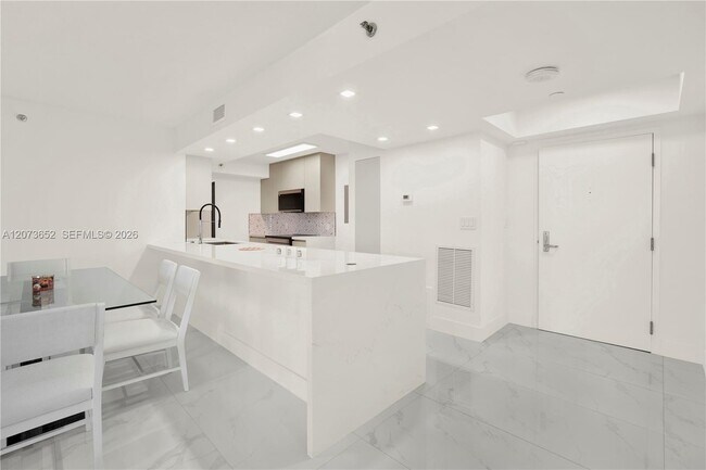 Foto del edificio - 5757 Collins Ave