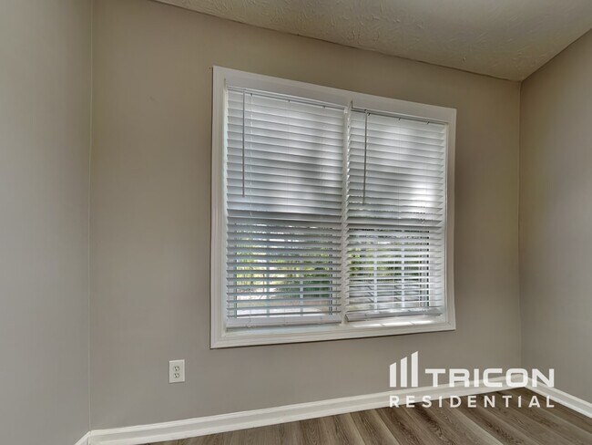 Building Photo - 724 White Oak Dr
