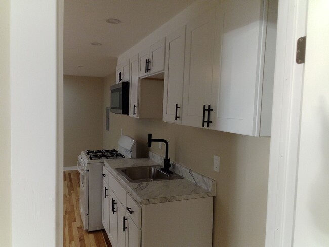 Kitchen - 1118 W Rockland St